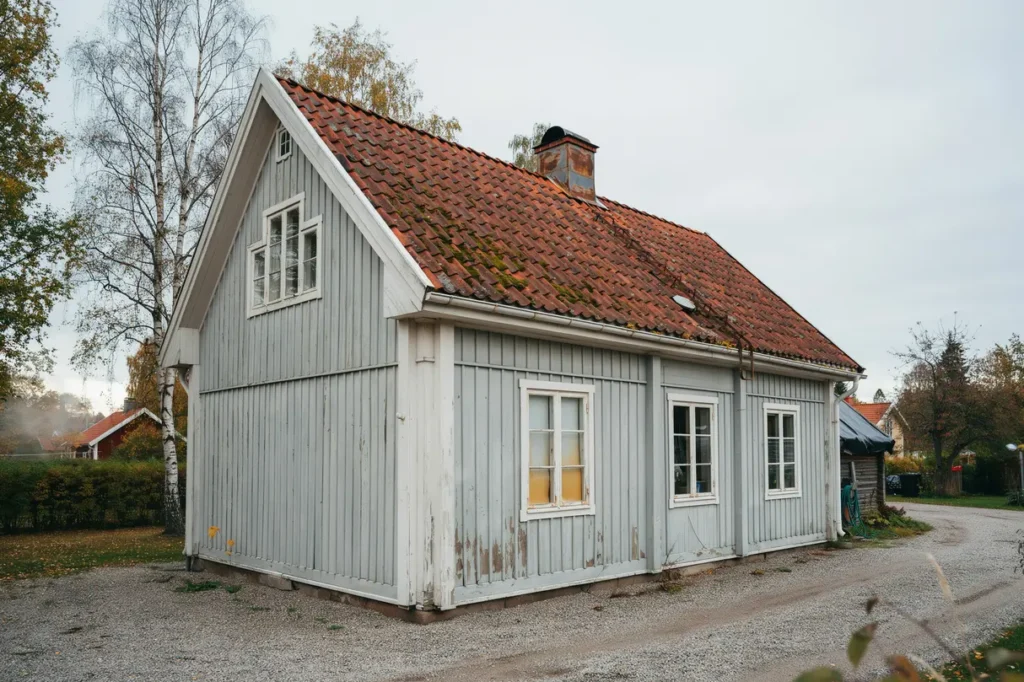 tecken p att taket beh ver bytas eller renoveras s skyddar du huset i tid